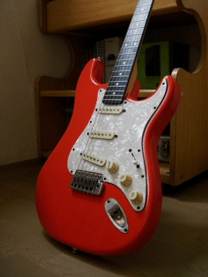 Red STRAT-3.gif