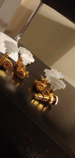 vip gold tuner and pearloid buttons.jpg