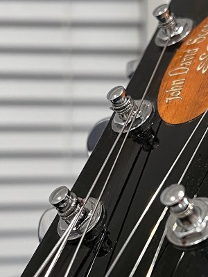 nightclub strings on headstock 2 smaller for unoff warnoth.jpg