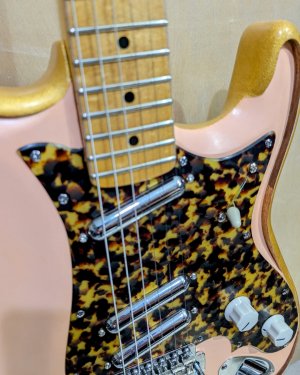 09_BaroqueStrat_Front_Detail_3.jpg 09_BaroqueStrat_Front_Detail_3.jpg