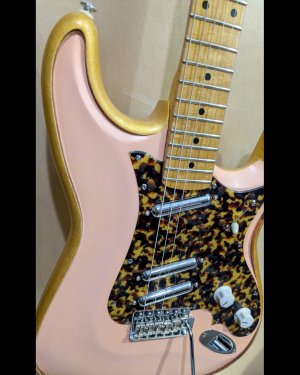01_BaroqueStrat_Front_Detail.jpg 01_BaroqueStrat_Front_Detail.jpg