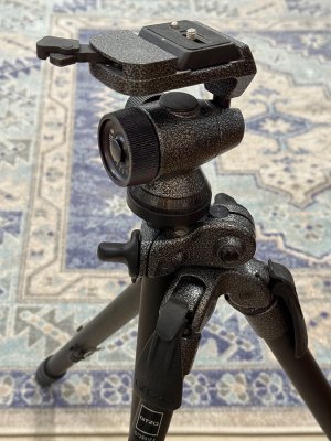 gitzo tripod standing.jpg gitzo tripod standing.jpg