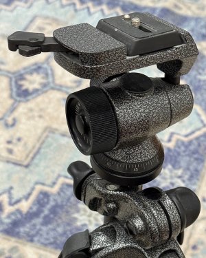 gitzo tripod head closeup.jpg gitzo tripod head closeup.jpg