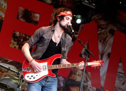 sergio-pizzorno-and-rickenbacker-481-gallery.jpg