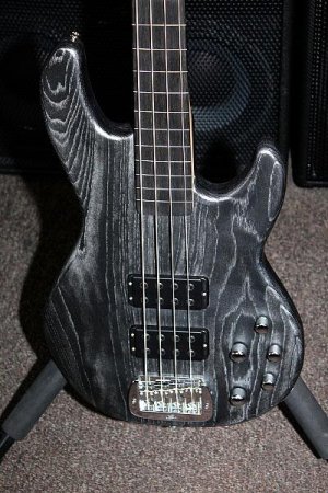 G&L M2000 Fretless Black Ice_Ebony Close.jpg