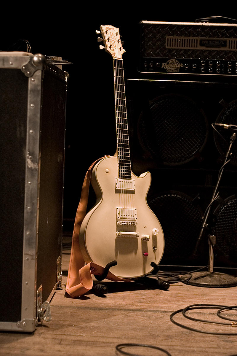 Buckethead__s_White_Les_Paul_by_lazychump.jpg