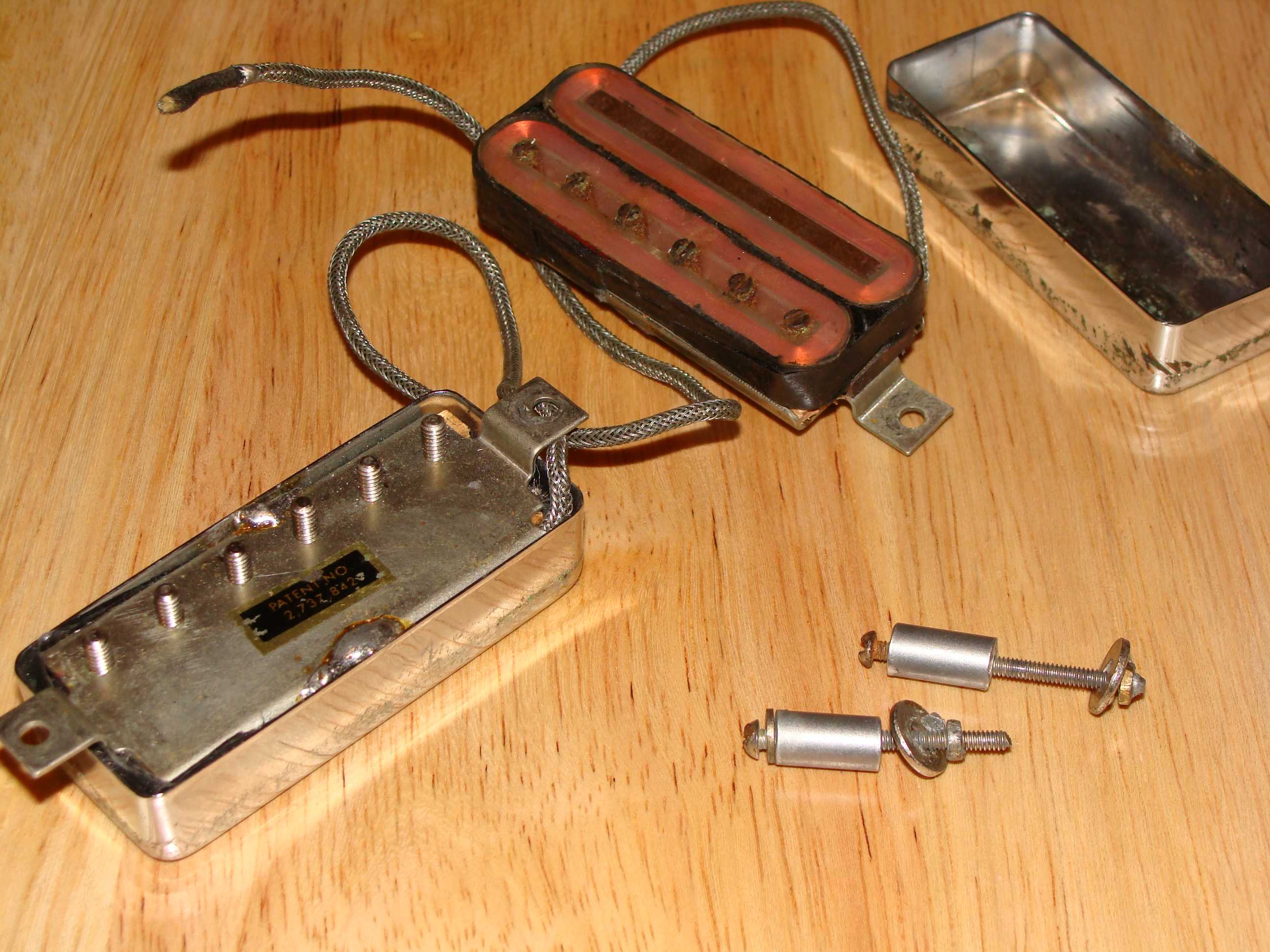 Gibson_Les_Paul_Deluxe_Mini-Humbuckers_%28Patent_No._2%2C737%2C842%29_rear_side_%26_cover_removed.jpg